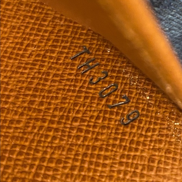 Louis Vuitton Wallet 100% Authentic - Picture 9 of 9